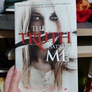 🤯2/$15 The Truth that's in me Julie Berry - hardcover book